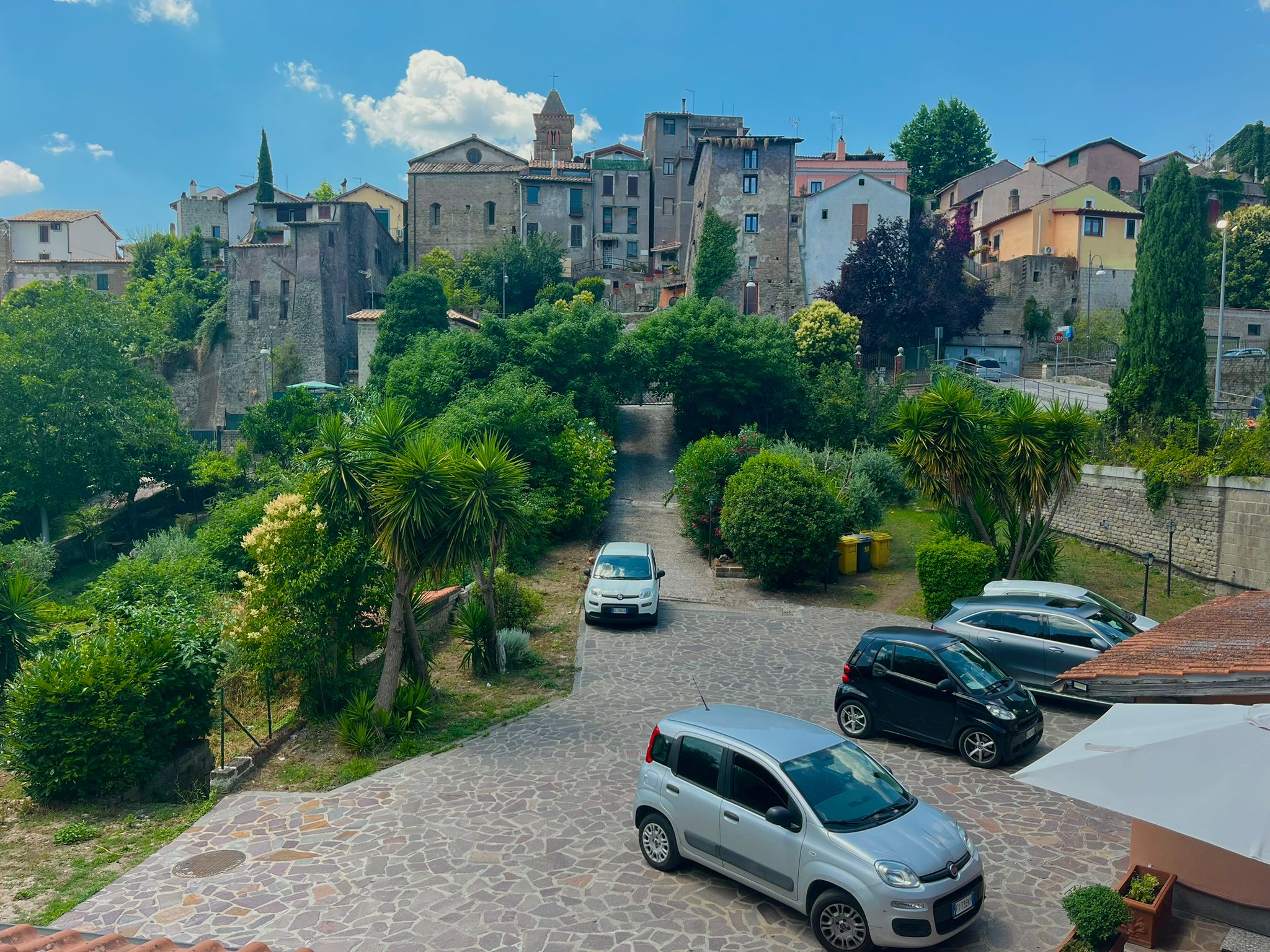 Il borgo di Formello immerso nel verde, con vialetti e giardini per le passeggiate